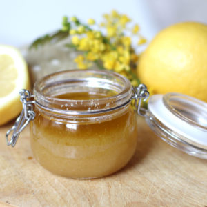 DIY: Ein Körperpeeling aus natürlichen Zutaten ist schnell gemacht, schont das Budget und sorgt für zarte Haut.