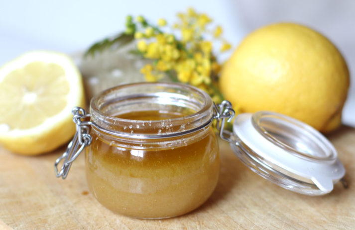 DIY: Ein Körperpeeling aus natürlichen Zutaten ist schnell gemacht, schont das Budget und sorgt für zarte Haut.