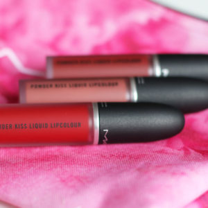 Mac erweitert die legendäre Powder KissSerie um flüssige Lippenstifte sowie pudrig-crèmige Lidschatten.