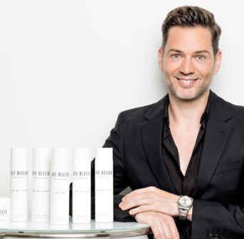 Style-Experte, Star-Friseur, Moderator und Beauty-Unternehmer Alf Heller redet im exklusiven Interview auf sonrisa über seinen Haarpflegebrand Alf Heller Cosmetics, Clean Beauty und Haar-Sünden von früher.