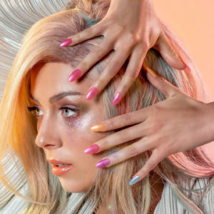 Die Hiddn Prism Collection by OPI bringt den Regenbogen auf die Nägel.