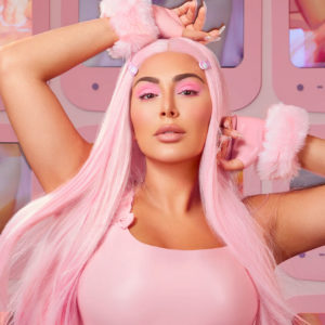 Huda Beauty lebt mit den neuen Obessions Pastels ihre Liebe zu Pastell-Farben aus.