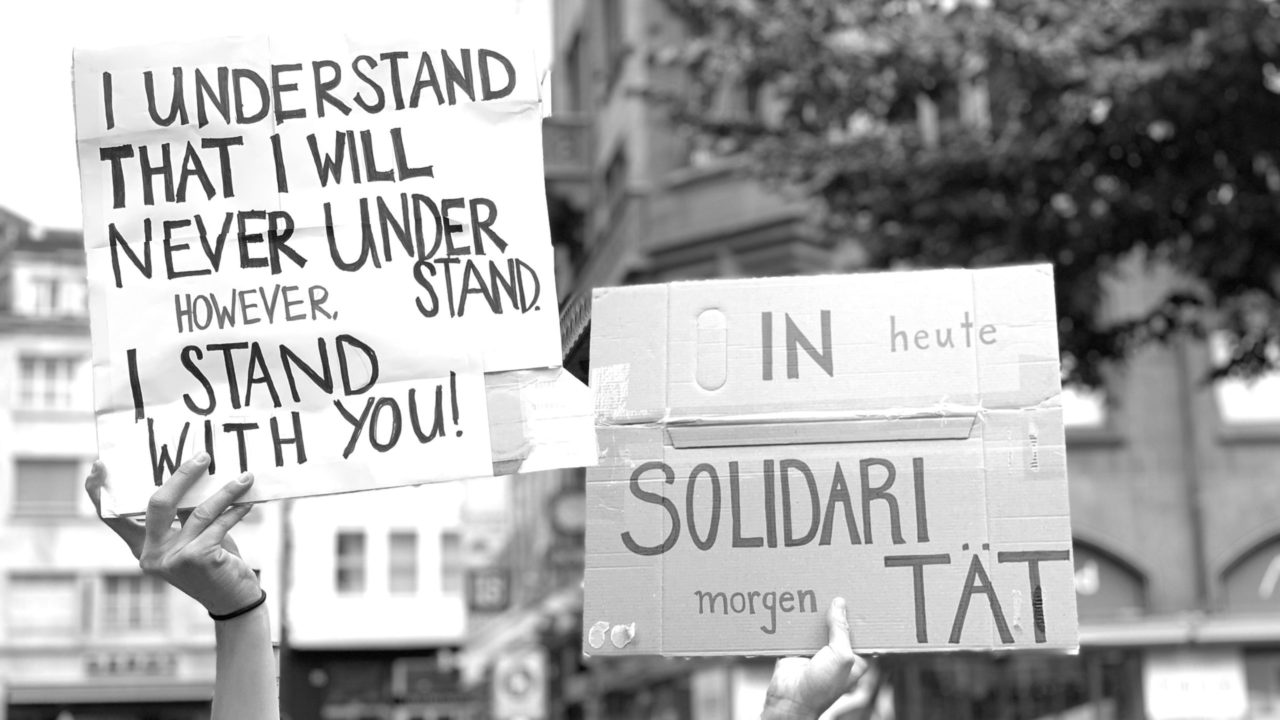 Black lives matter: sonrisa möchte eine Plattform bieten, um sich zum Thema Rassismus auszutauschen. Denn gemeinsam können wir viel bewegen.