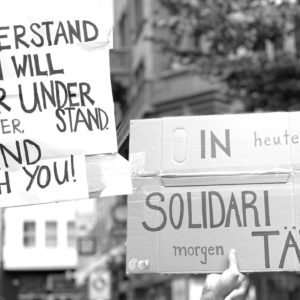 Black lives matter: sonrisa möchte eine Plattform bieten, um sich zum Thema Rassismus auszutauschen. Denn gemeinsam können wir viel bewegen.