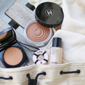 Die Produkte der Sommerkollektion Chanel Les Beiges Summer of Glow bringen einen Hauch von Jet-Set-Glamour in unser Bad.