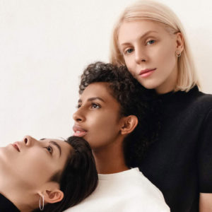 Dr. Hauschka erweitert das Sortiment der Color Correcting Powders um die neuen Farbnuancen Activating und Calming.