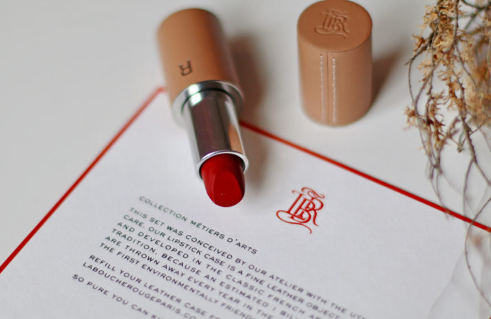 Nachhaltig schön? Das ist unter anderem möglich dank den Lippenstiften von la bouche rouge in der wieder auffüllbaren Hüllen, die von Hand angefertigt werden.