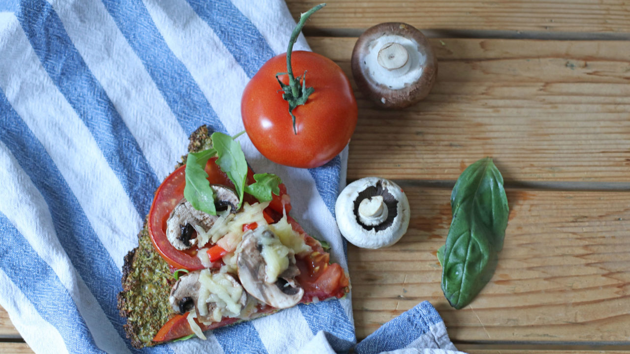 Ist leichter als das Original aus Italien, lässt sich schnell zubereiten, erfordert keine speziellen Koch-Talente, enthält viele Schönmacher und schmeckt richtig gut: die Low Carb Brokkoli Pizza à là sonrisa.