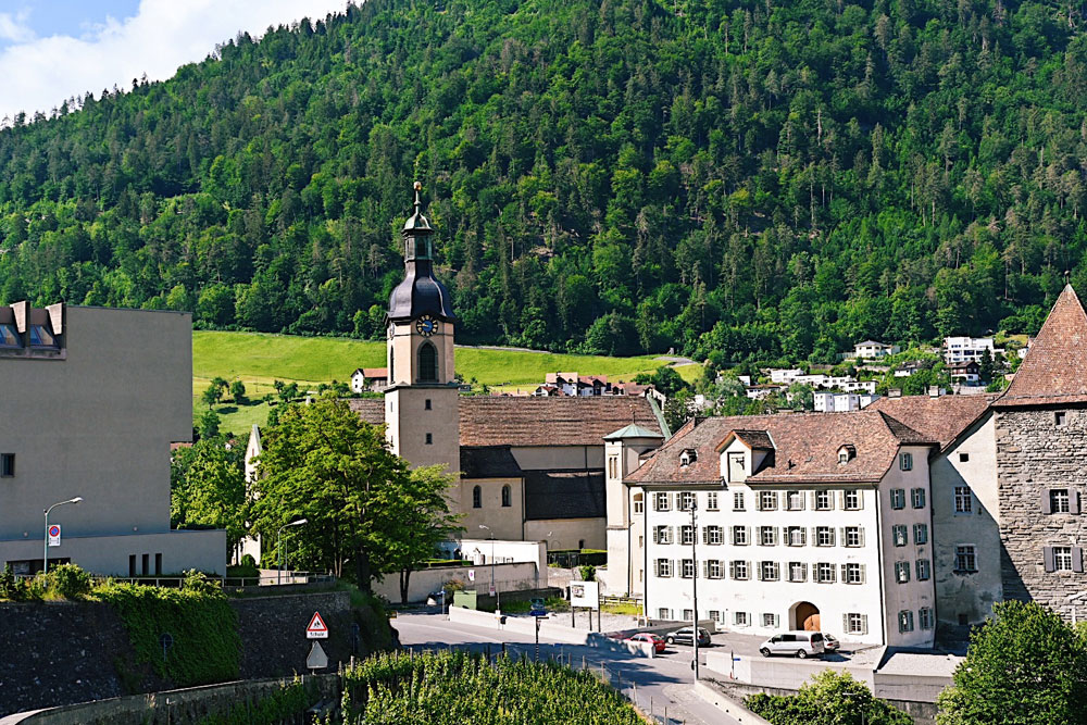 Sonrisa-x-NaturellyMichaela-x-Chur-Kathedrale2 Tour de Suisse: Chur - Welcome to my hometown!