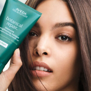 Aveda lanciert mit Botanical Repair eine bis zu 96 Prozent natürliche neue Pflegelinie für geschädigtes Haar.