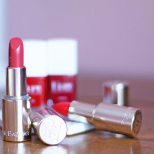 Der cleane Nagellack-Brand Kure Bazaar erweitert das Sortiment um 30 Lippenstifte auf natürlicher Basis.