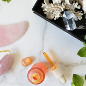 Im grossen Clean Beauty Guide auf sonrisa werden alle Fragen zu diesem komplexen von Expertin Anna Mandozzi beantwortet.