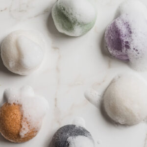 Im grossen Clean Beauty Guide auf sonrisa werden alle Fragen zu diesem komplexen von Expertin Anna Mandozzi beantwortet.