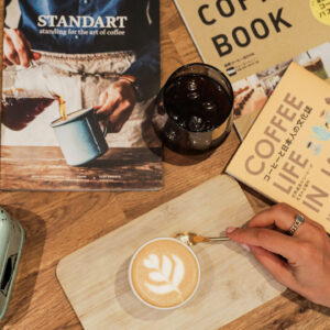 Um das Fernweh zu lindern und gleichzeitig die Vorfreude auf die nächste Reise in den Osten zu feiern, gibt es auf sonrisa exklusive Insider-Tipps zur Kaffee-Kultur in Japan, die man übrigens auch in der Schweig geniessen kann.