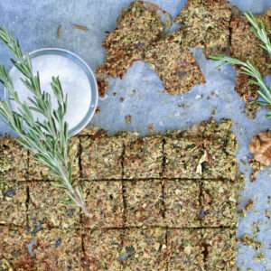 Snacken im Namen der Schönheit? Das geht ganz einfach mit den Rosmarin Zucchini Crackern à là sonrisa.