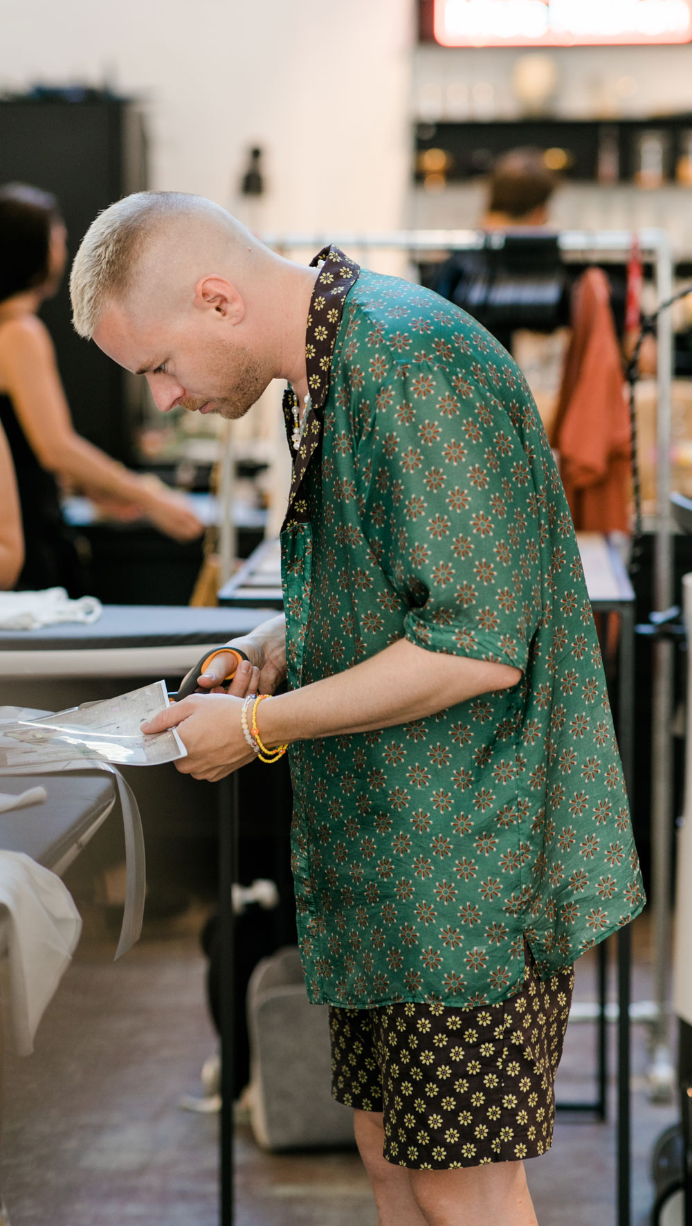Same shirt different: Star-Designer Julian Zigerli verriet sonrisa am Upcycling-Event von Miele seine besten Tipps für eine nachhaltige Garderobe.