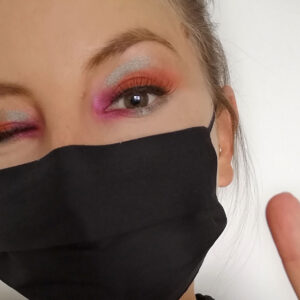 Schutzmasken für das Gesicht sind wichtig. Wie man sich passend dazu schminkt, verrät Gastbloggerin und Makeup Artist Sandra auf sonrisa.