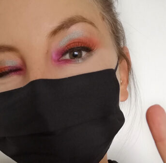 Schutzmasken für das Gesicht sind wichtig. Wie man sich passend dazu schminkt, verrät Gastbloggerin und Makeup Artist Sandra auf sonrisa.
