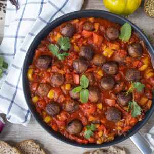 Lässt sich ganz einfach zubereiten, macht schön, schmeckt lecker und ist vegan: Shakshuka à là sonrisa mit den neuen fleischlosen Erbsenproteinbällchen von Ikea.