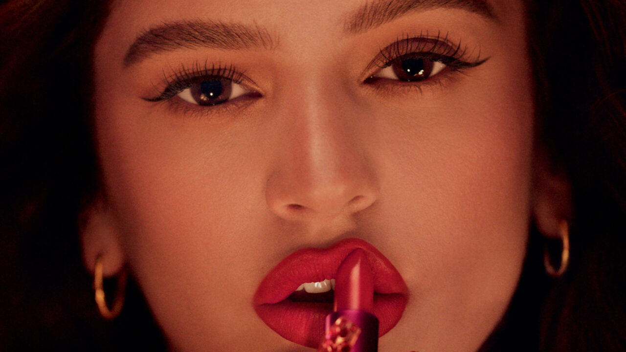 Ole! Superstar Rosalia ist die Botschafterin des neuen Mac Viva Glam Lippenstifts, dessen Verkaufserlös zu 100 Prozent für wohltätige Zwecke gespendet wird.