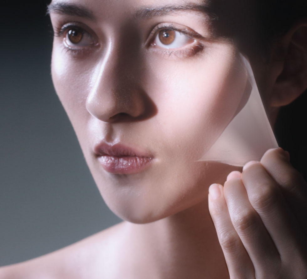 Sensai lanciert mit Biomimesis Veil eine neuartige Technologie zur Erhaltung des optimalen Feuchtigkeitsmilieus auf der Haut.