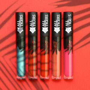 All Tigers-Begründer Alexis Robillard gewährt im Interview mit sonrisa einen Blick hinter die Kulissen seines veganen Makeup-Brands, der Kult-Potential hat!