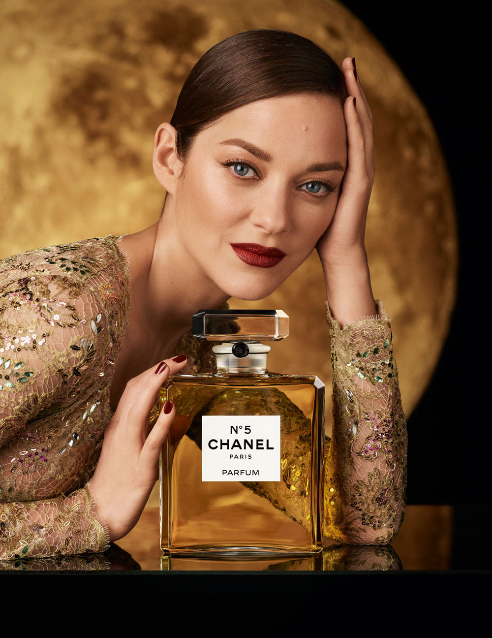 Auf sonrisa gibt es exklusive Blicke hinter die Kulissen der neuen Kampagne für Chanel N° 5 mit Marion Cotillard.
