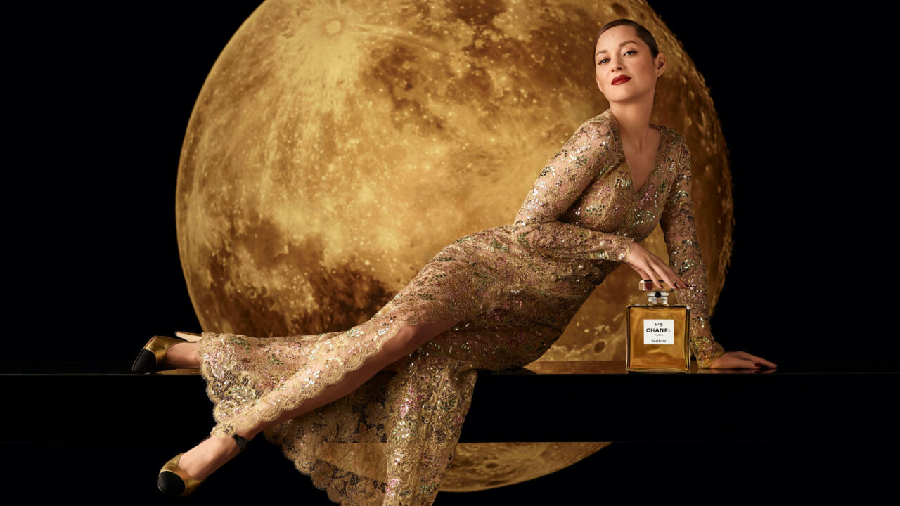 Auf sonrisa gibt es exklusive Blicke hinter die Kulissen der neuen Kampagne für Chanel N° 5 mit Marion Cotillard.