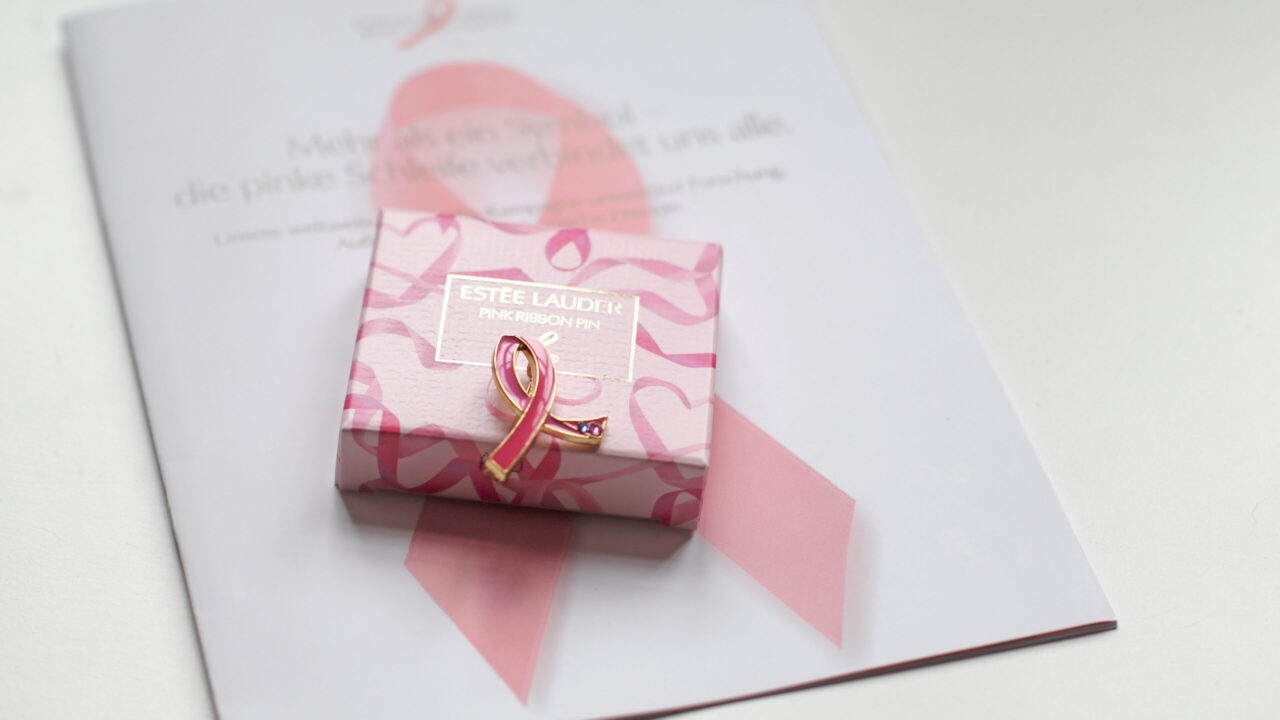 Beauty-Shopping für die gute Sache: Auf sonrisa gibt es alle Details zur Pink Ribbon Kampagne 2020 von Estée Lauder.