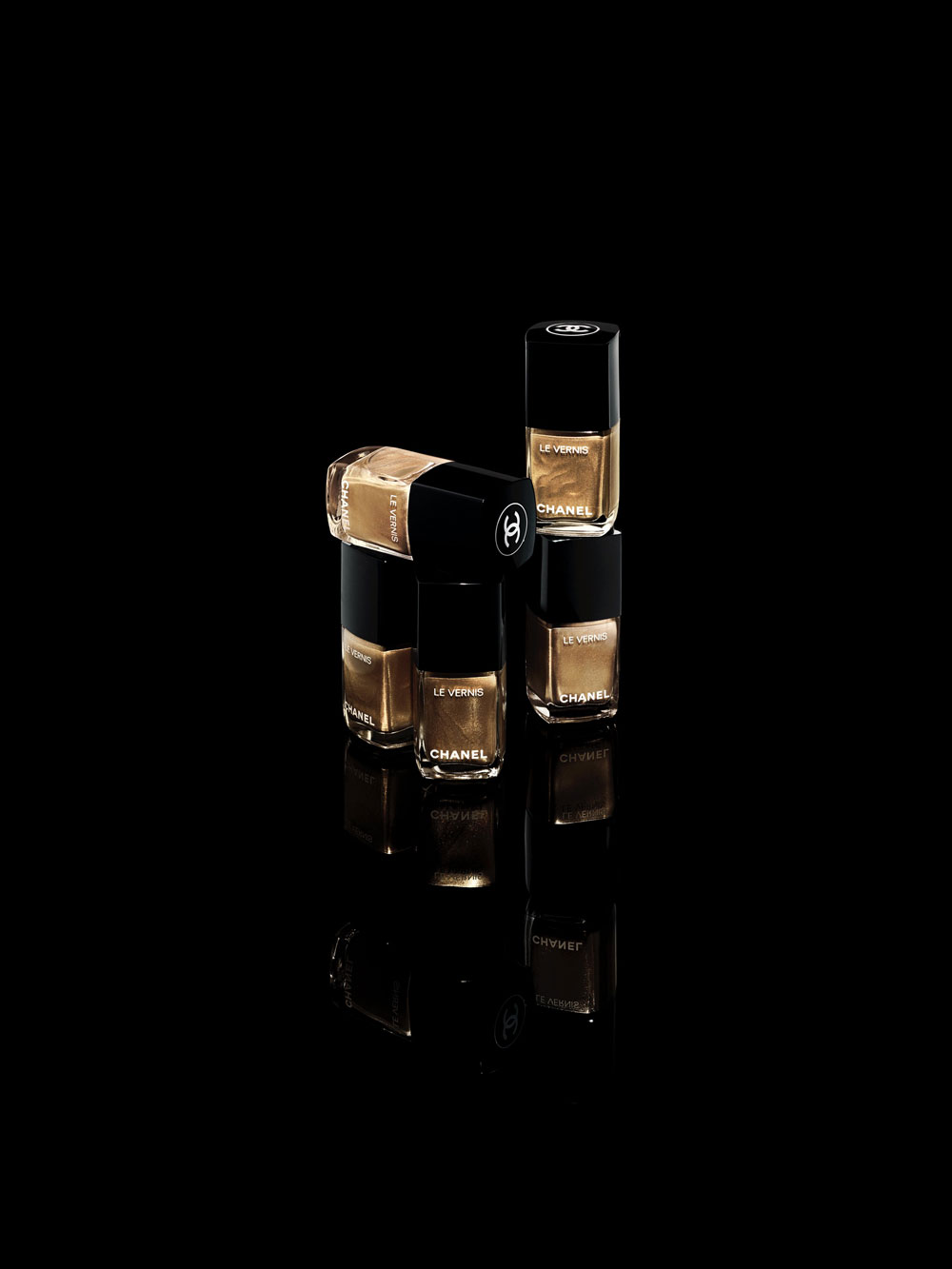 Die diesjährige Holiday Collection von Chanel ist eine glänzend-funkelnde Hommage an die goldenen Kette an der legendären 2.55-Handtasche. 