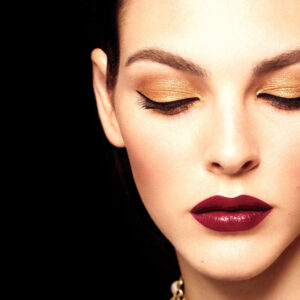 Die diesjährige Holiday Collection von Chanel ist eine glänzend-funkelnde Hommage an die goldenen Kette an der legendären 2.55-Handtasche.