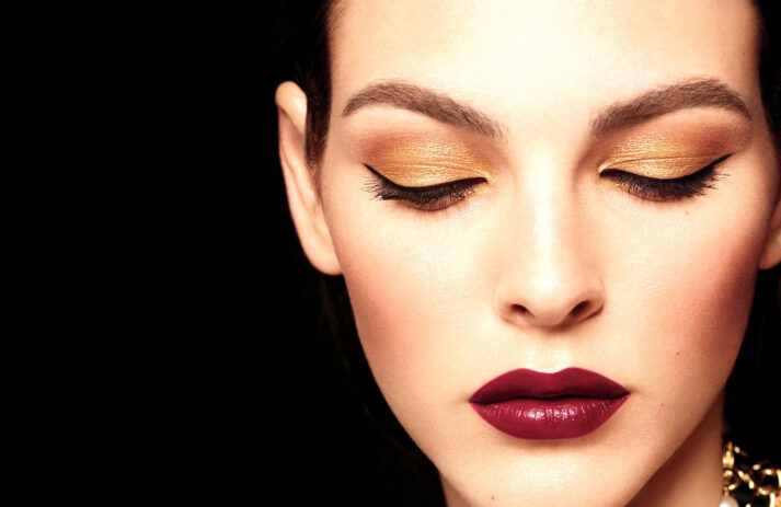 Die diesjährige Holiday Collection von Chanel ist eine glänzend-funkelnde Hommage an die goldenen Kette an der legendären 2.55-Handtasche.