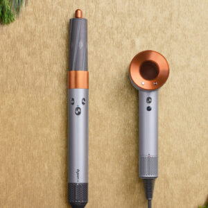 Welches Gerät is the one for me? Star-Stylist Björn von Arx leistet Entscheidungshilfe in Form eines umfassenden Vergleichs zwischen dem Dyson Supersonic und Dyson Airwrap.