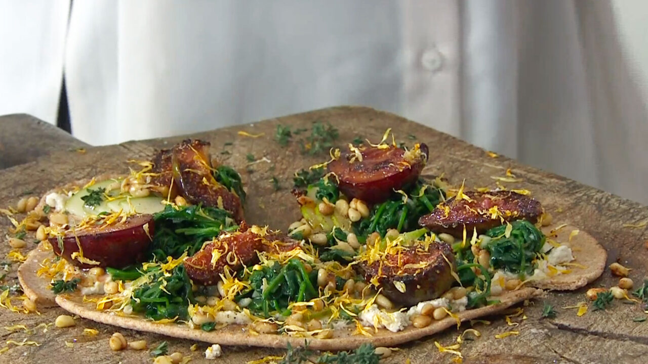 Schmeckt gut, ist gesund und macht schön: die vegane Pfannenpizza nach einem exklusiven Rezept von Bestseller-Autorin Nadia Damaso, das Du auf sonrisa zum Nachkochen findest.