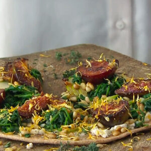 Schmeckt gut, ist gesund und macht schön: die vegane Pfannenpizza nach einem exklusiven Rezept von Bestseller-Autorin Nadia Damaso, das Du auf sonrisa zum Nachkochen findest.