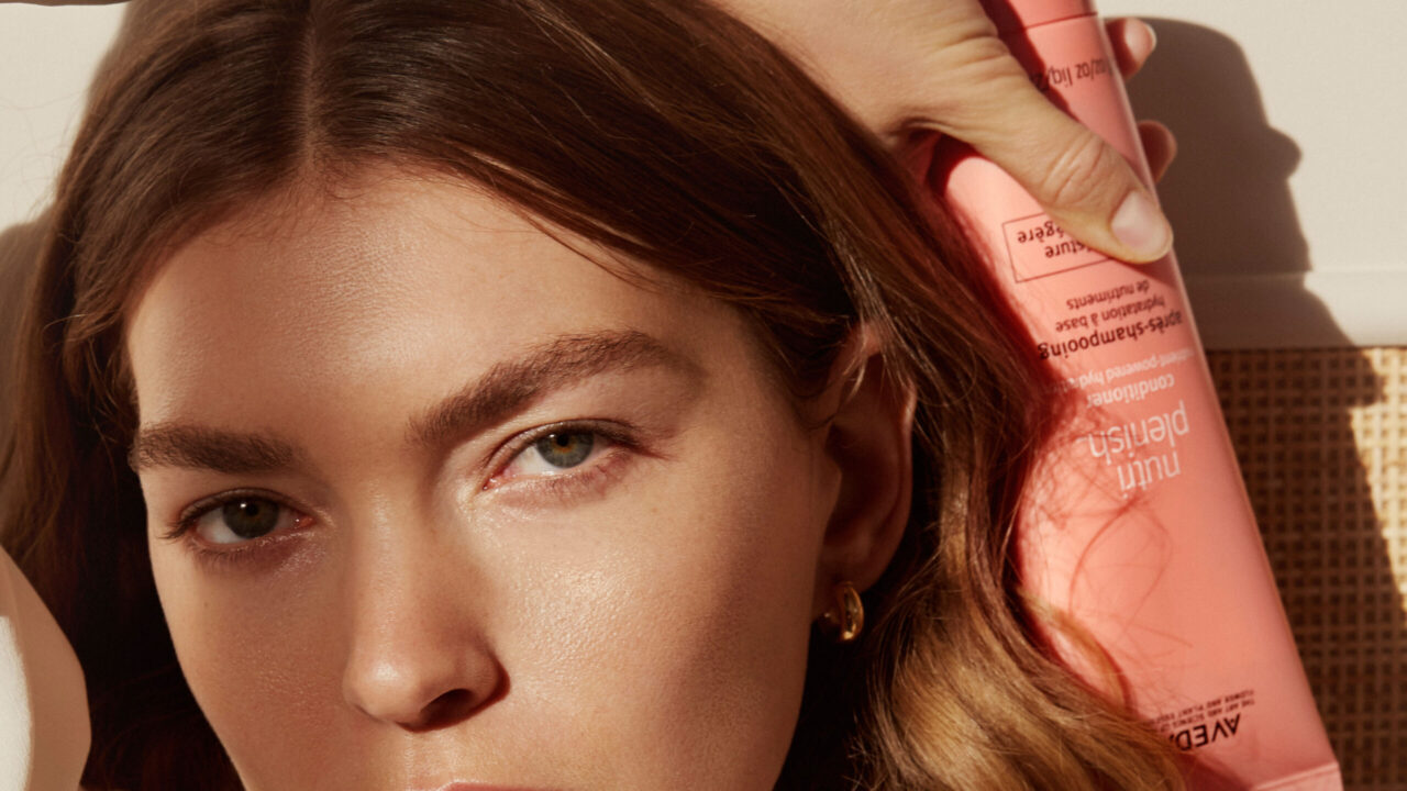 Topmodel und Klimaaktivistin Arizona Muase spricht mit sonrisa über ihr neues Mandat als globale Nachhaltigkeitsbotschafterin von Aveda.