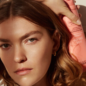 Topmodel und Klimaaktivistin Arizona Muase spricht mit sonrisa über ihr neues Mandat als globale Nachhaltigkeitsbotschafterin von Aveda.