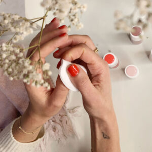 Der Lack muss ab: auf sonrisa erfährst Du, wie man Nagellackentferner selbst herstellen kann.