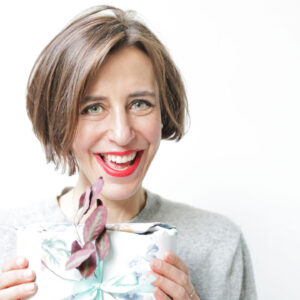 sonrisa feiert das vierjährige (!) Jubiläum und verlost zur Feier des Tages zwei exklusive sonrisa-Geschenkboxen mit Feel-Good-Favoriten von tollen Girlbosses!