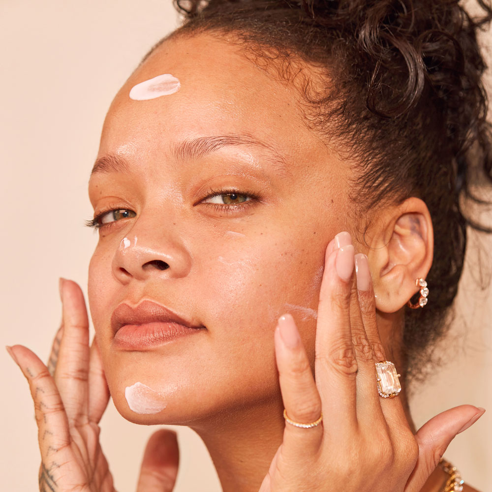 Rihanna erweitert mit Fenty Skin ihr Beauty-Universum um eine vegane Unisex-Pflegelinie, die neu auch in der Schweiz erhältlich ist. 
