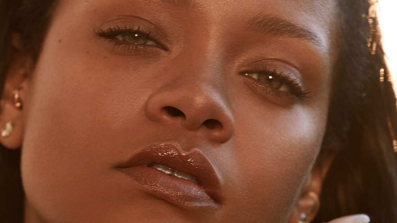 Rihanna erweitert mit Fenty Skin ihr Beauty-Universum um eine vegane Unisex-Pflegelinie, die neu auch in der Schweiz erhältlich ist.