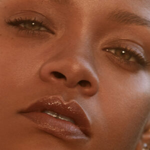 Rihanna erweitert mit Fenty Skin ihr Beauty-Universum um eine vegane Unisex-Pflegelinie, die neu auch in der Schweiz erhältlich ist.