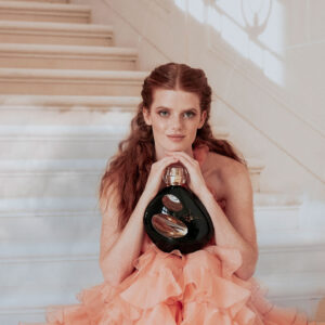 Sisley lanciert mit Izia La Nuit eine neue Variante des Duftklassikers, den es bei sonrisa grad drei Mal zu gewinnen gibt!