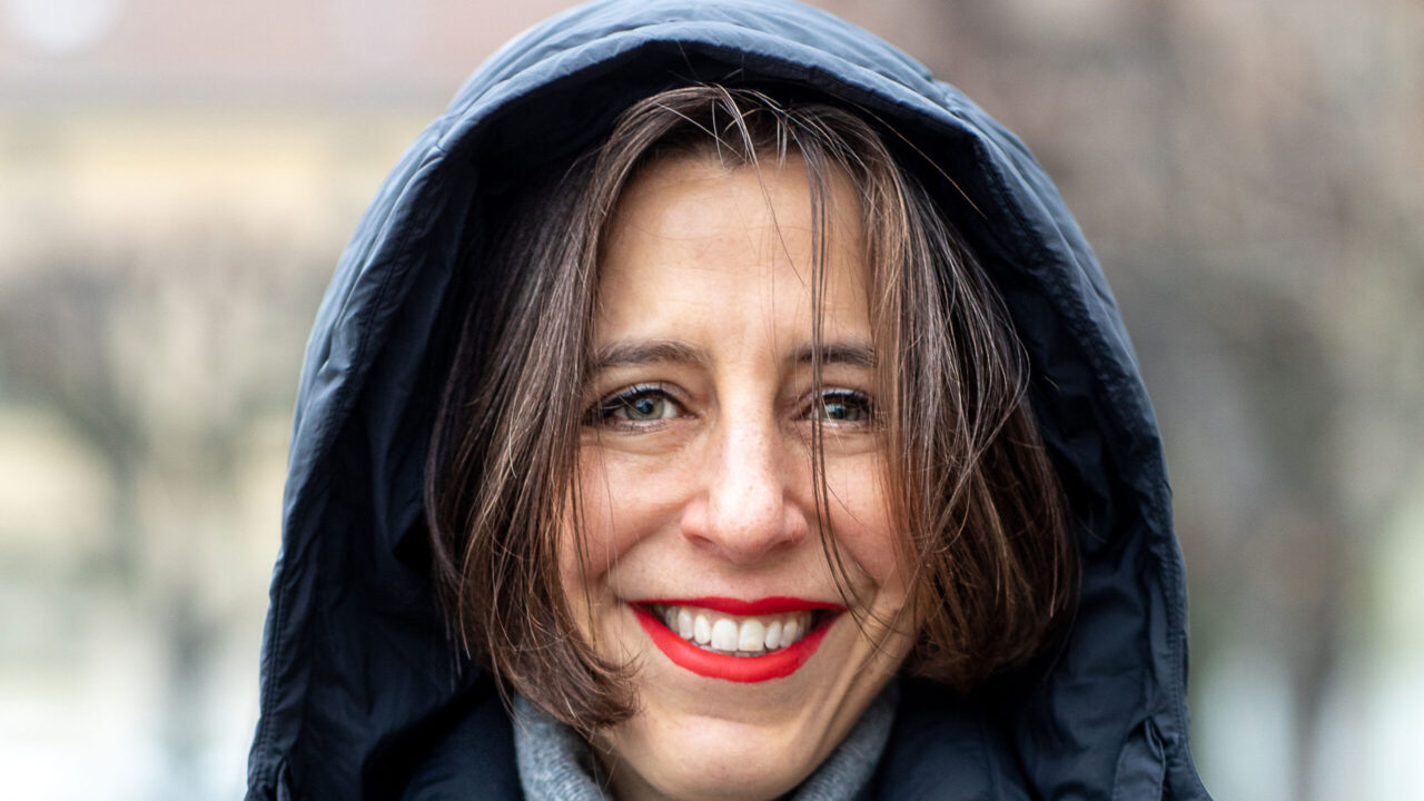 sonrisa knabbert am Dreikönigskuchen und träumt dabei vom perfekten Beauty-Blogger-Königsreich.