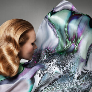 Björn Axén startet eine exklusive Zusammenarbeit mit Designerin Iris van Herpen, um gemeinsam Geld zu sammeln für die LGBTQ+ Organisation Regnbagsfonden.