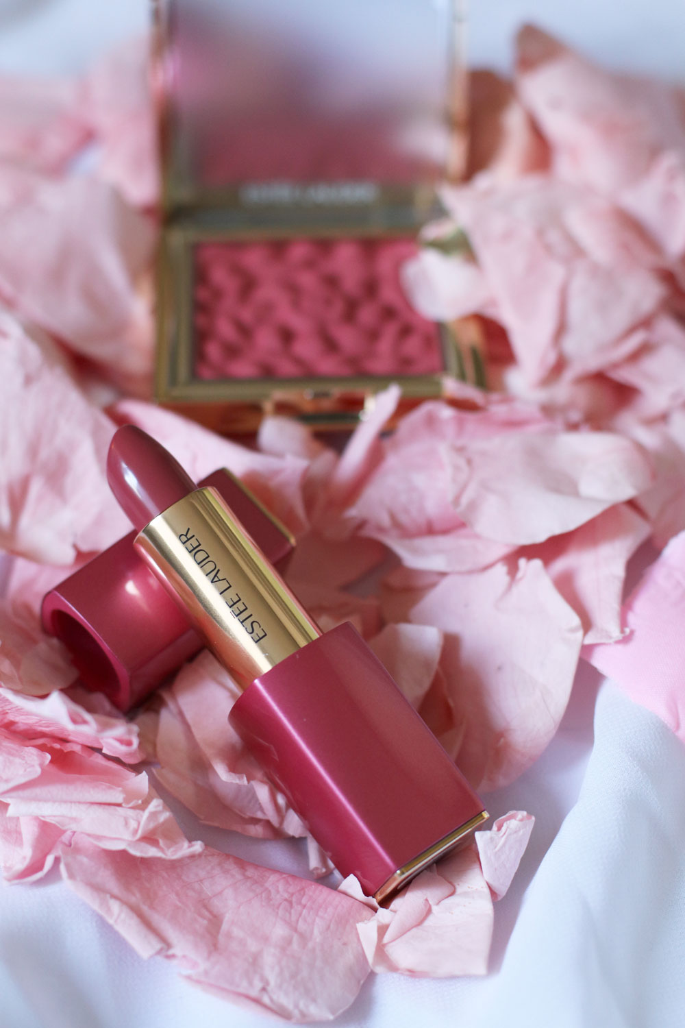 Estée Lauder erweiter die Pure Color Envy Rebellious Rose Collection um einen Blush und Lippenstift in limitierter Auflage.
