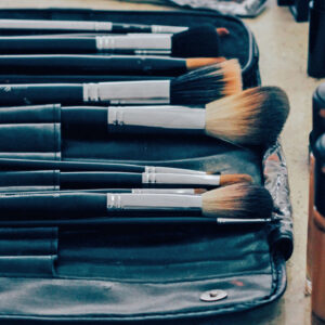 Was hilft wirklich gegen Augenschatten? Die Antworten auf diese und viele andere Fragen zu diesem Thema gibt es von Makeup Artist Jesca Li in der neuen sonrisa-Serie Schattenspiele.