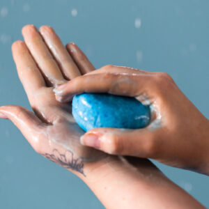 Lush-Mitbegründerin Rowenad Bird spricht im exklusiven Interview auf sonrisa über feste Beauty.