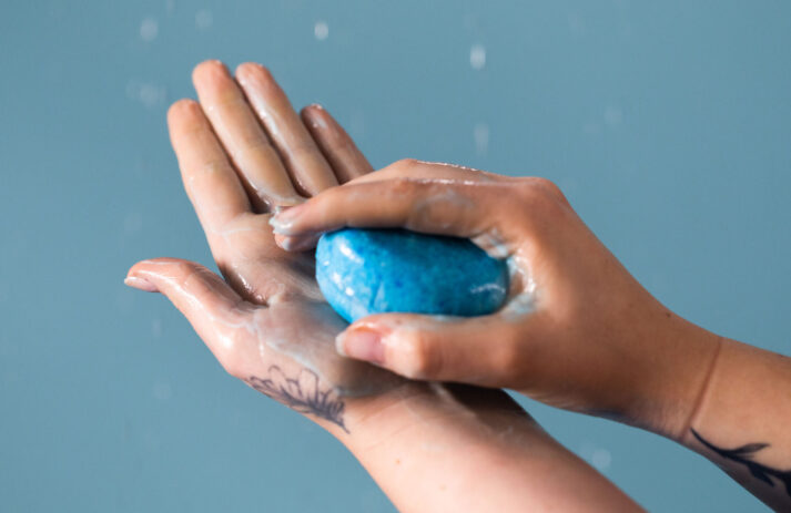 Lush-Mitbegründerin Rowenad Bird spricht im exklusiven Interview auf sonrisa über feste Beauty.