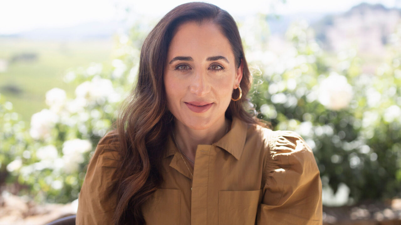 Girlboss und Beauty-Unternehmerin April Gargiulo spricht im exklusiven Interview mit sonrisa über ihren Brand Vintner's Daughter, Frauenquoten und die parellelen zwischen Wein und Hautpflege.